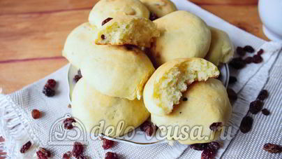 Дрожжевые булочки с изюмом