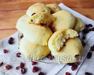 Дрожжевые булочки с изюмом