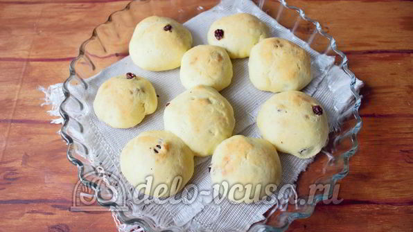 дрожжевые булочки с изюмом