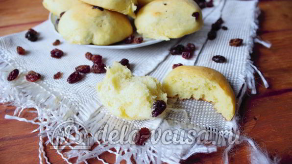 дрожжевые булочки с изюмом