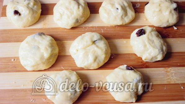 дрожжевые булочки с изюмом