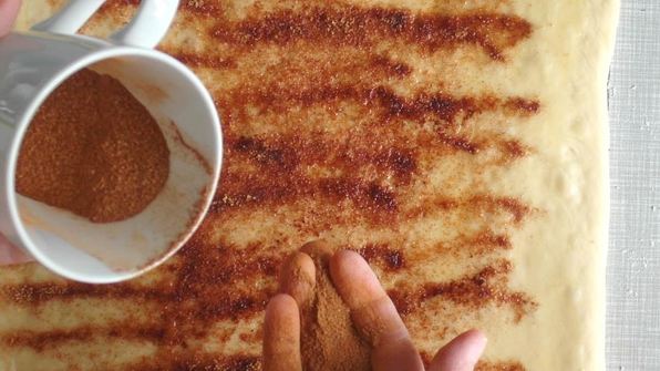 дрожжевые булочки с корицей и сухофруктами на кефире