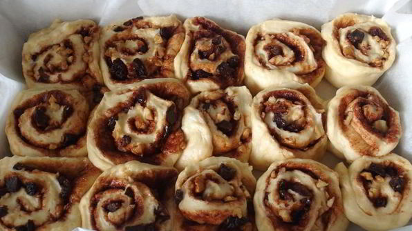 дрожжевые булочки с корицей и сухофруктами на кефире