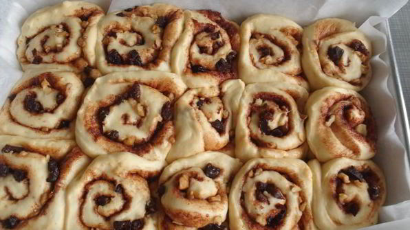 дрожжевые булочки с корицей и сухофруктами на кефире