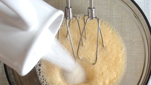 дрожжевые булочки с корицей и сухофруктами на кефире