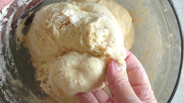 дрожжевые булочки с корицей и сухофруктами на кефире