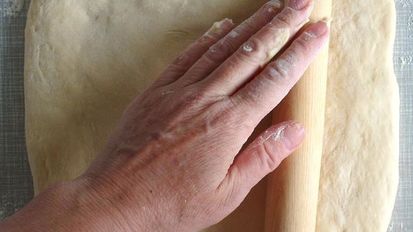 дрожжевые булочки с корицей и сухофруктами на кефире