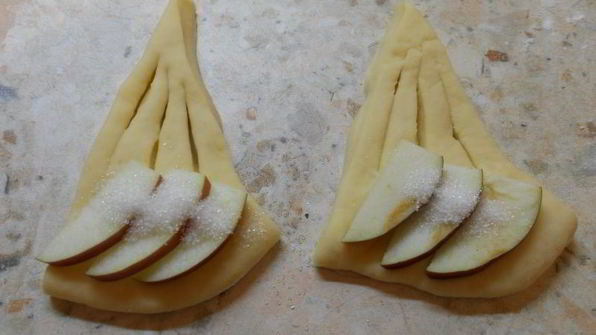 дрожжевые булочки с яблоками