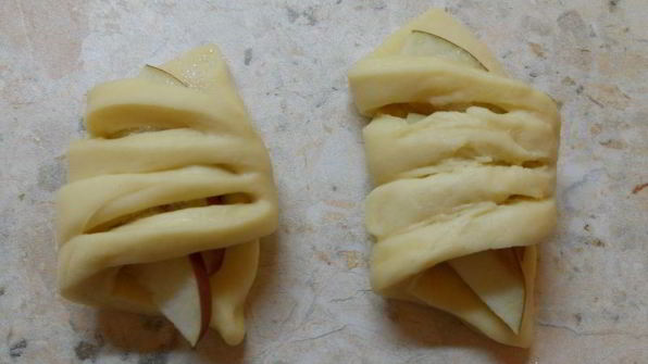 дрожжевые булочки с яблоками