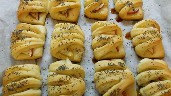 дрожжевые булочки с яблоками