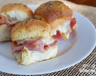 Горячие булочки с ветчиной и сыром