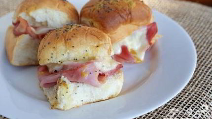 Горячие булочки с ветчиной и сыром