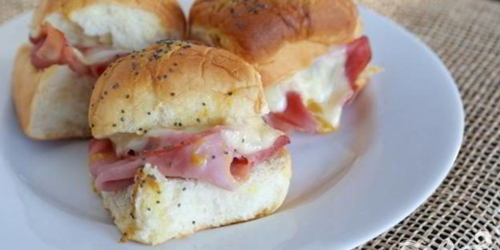 Рецепт горячие булочки с ветчиной и сыром