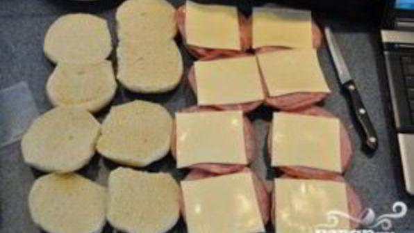 горячие булочки с ветчиной и сыром