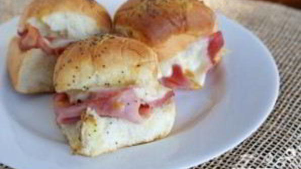горячие булочки с ветчиной и сыром