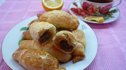 Круассаны из слоеного теста со сгущенкой