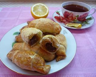 Круассаны из слоеного теста со сгущенкой