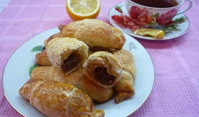 Круассаны из слоеного теста со сгущенкой