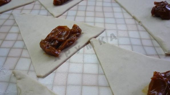 круассаны из слоеного теста со сгущенкой