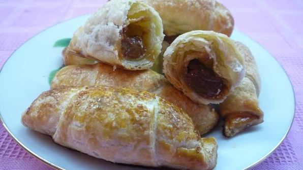 круассаны из слоеного теста со сгущенкой