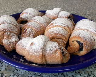 Круассаны с шоколадно-маковой начинкой