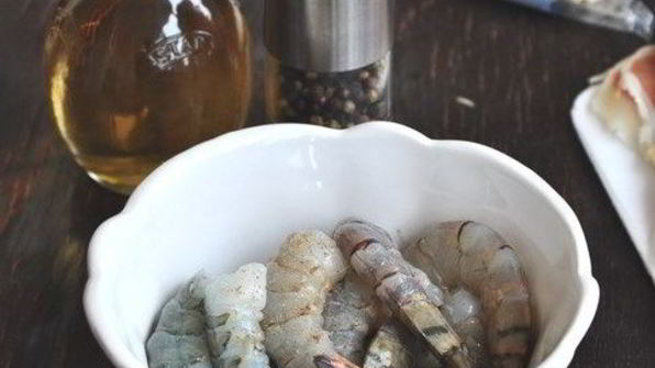 мини-круассаны с креветками и прошутто