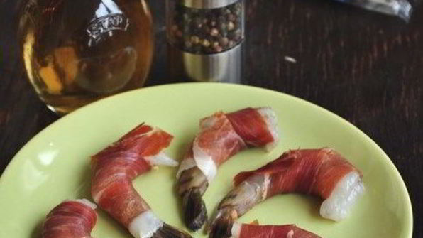 мини-круассаны с креветками и прошутто