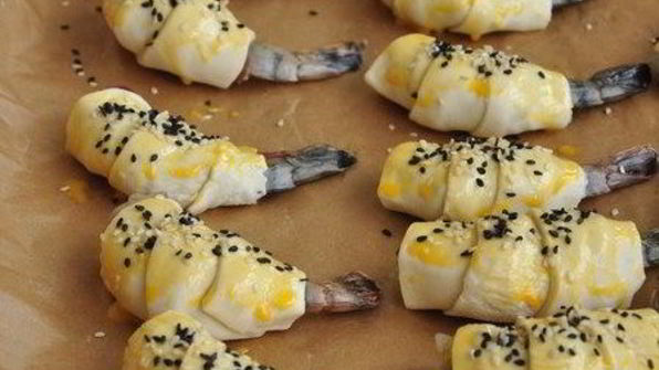 мини-круассаны с креветками и прошутто