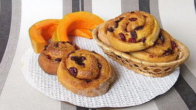 Пряные тыквенные плюшки с клюквой