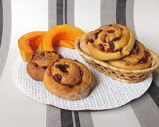 Пряные тыквенные плюшки с клюквой