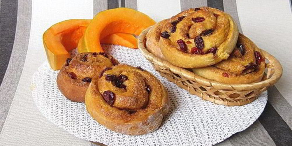 Рецепт пряные тыквенные плюшки с клюквой