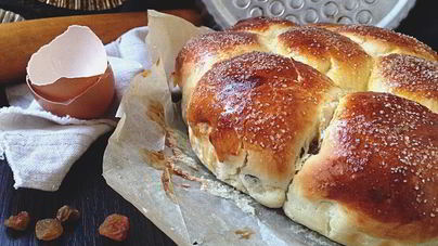 Сдобные булочки с изюмом
