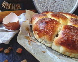 Сдобные булочки с изюмом