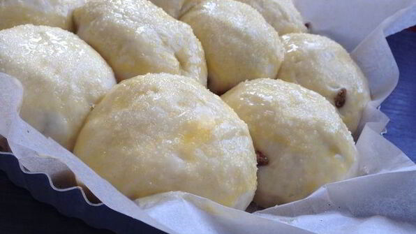 сдобные булочки с изюмом