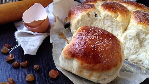сдобные булочки с изюмом