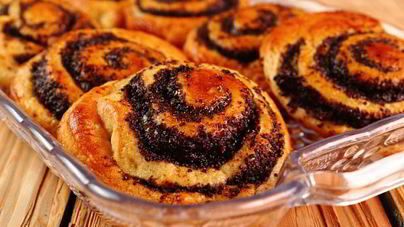 Слоеные булочки с изюмом и маком