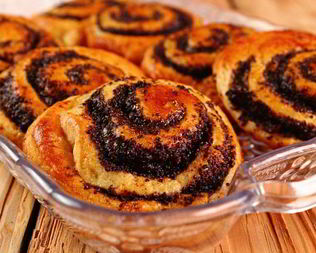 Слоеные булочки с изюмом и маком