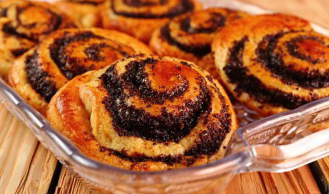 Слоеные булочки с изюмом и маком