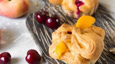 Слоеные булочки с консервированными персиками