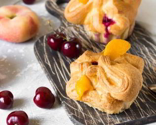 Слоеные булочки с консервированными персиками