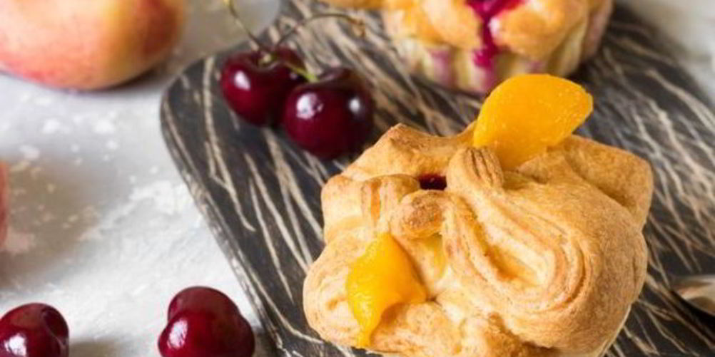 Рецепт слоеные булочки с консервированными персиками