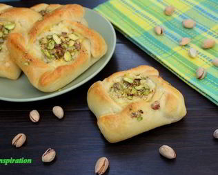 Сырные булочки с фисташками