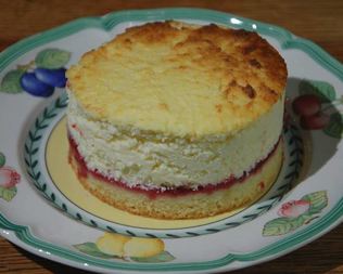 Ватрушка с вишней