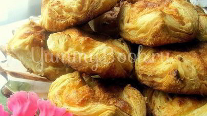 Ватрушки из слоеного дрожжевого теста