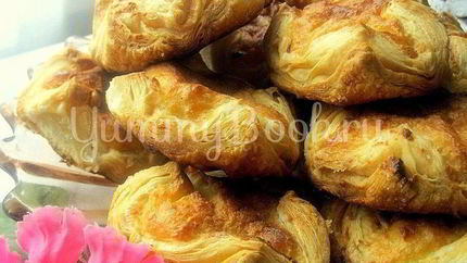 Ватрушки из слоеного дрожжевого теста