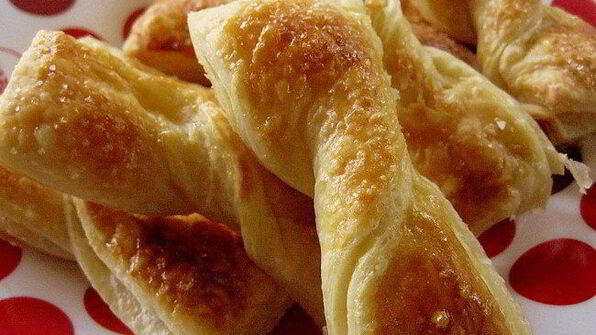 ватрушки из слоеного дрожжевого теста