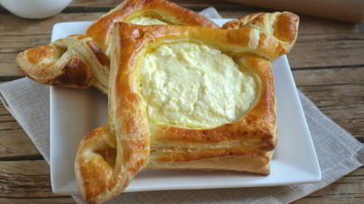 Ватрушки из слоеного теста с творогом