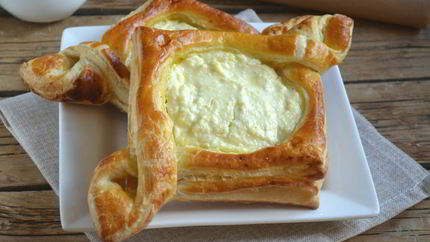 Ватрушки из слоеного теста с творогом