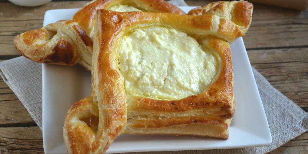 Рецепт ватрушки из слоеного теста с творогом