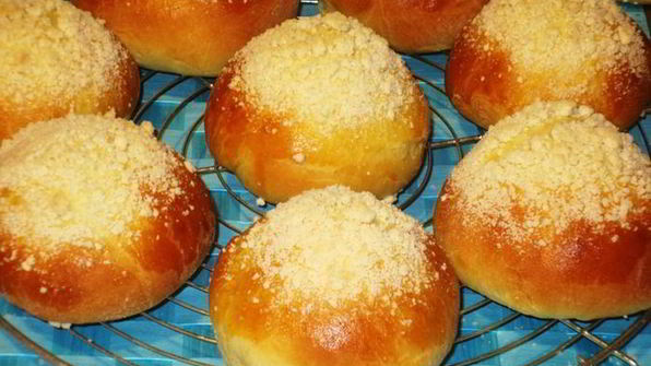 воздушные булочки с шоколадной пастой и штрейзелем